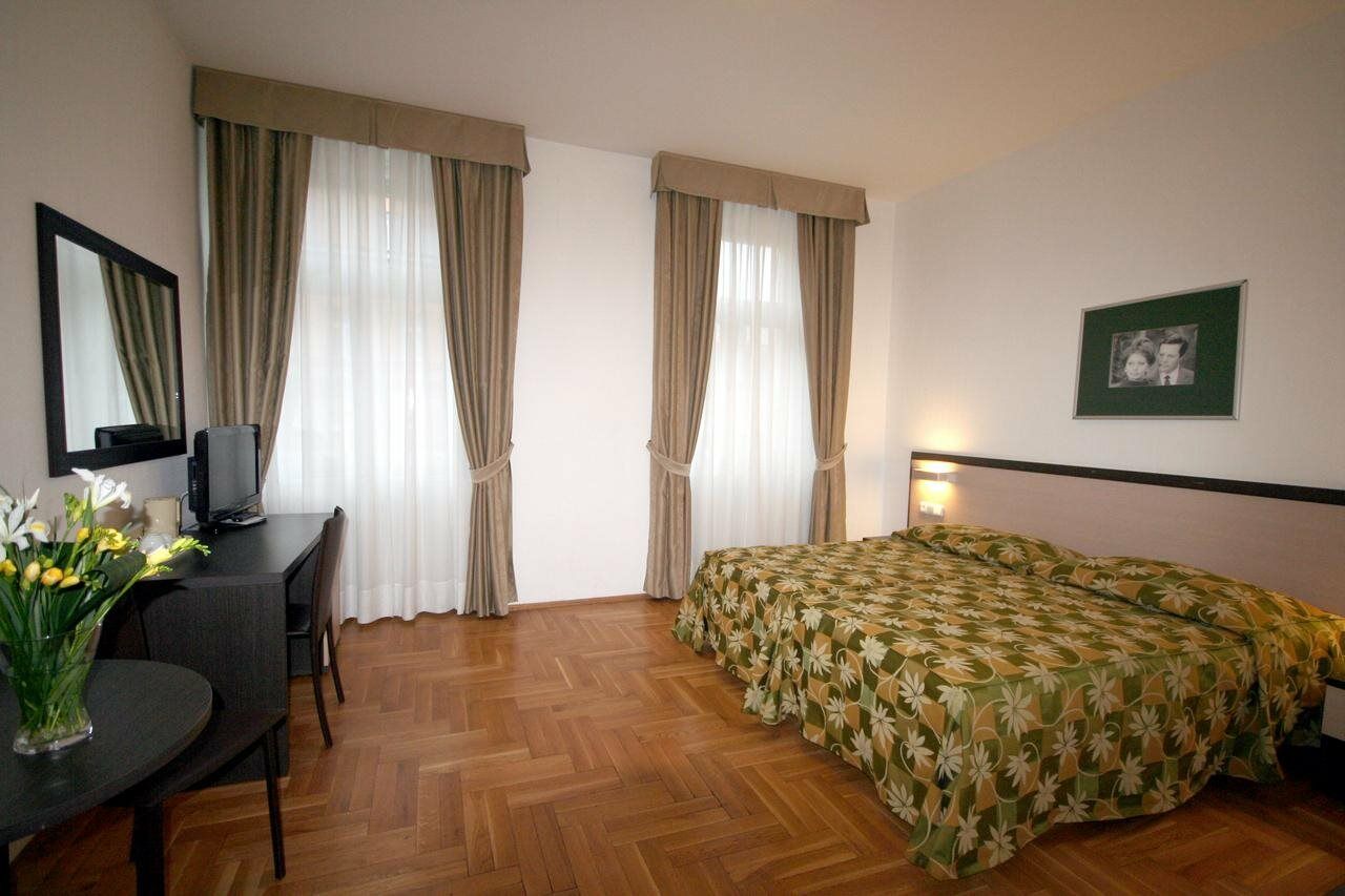 Отель прага симферополь. Гостиница Прага. One Room Hotel. Praga. Гостиница Прага Самара. Прага отель Kavalir.